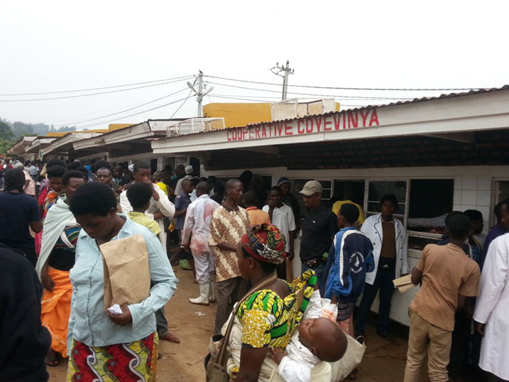 Kuri koperative y'abacuruzi b'inyama i Nyabugogo abantu ni benshi cyane aho baje kugura inyama zo gusangira kuri Noheri.