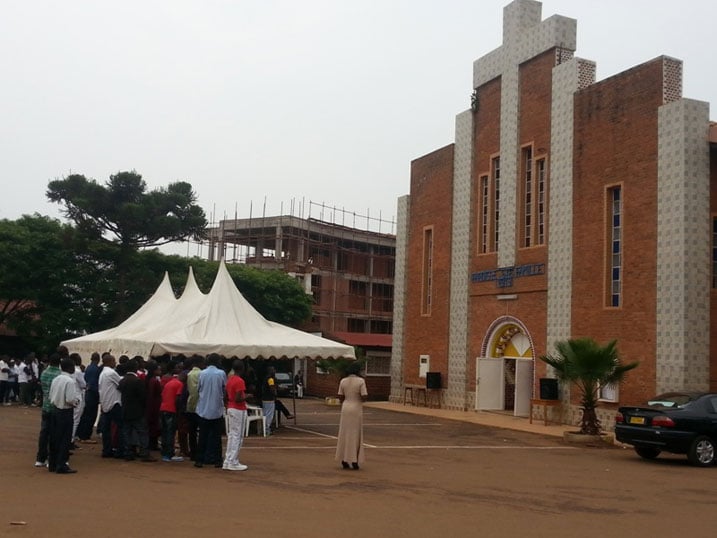 Kuri Paruwase ya Sainte Famille abakirisitu babaye benshi babubakira ihema hanze.