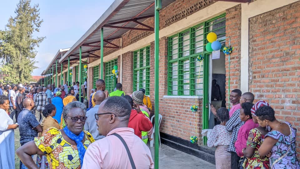 Kuri Site y'amatora iri kuri site yo kuri GS Muhoza II ubwinjiriro bw'ibyumba by'itora wabubwirwaga n'imitako ihakikijwe