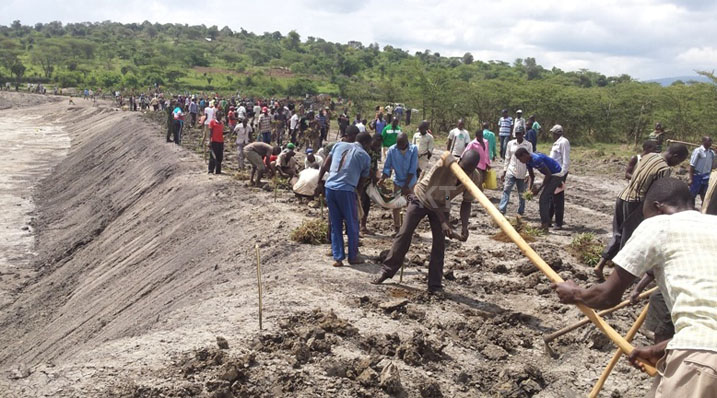 Mu muganda rusange usoza ukwezi bahateye ibyatsi