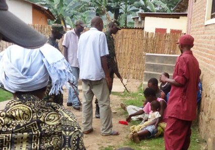 Umugore n'umugabo basobanura impamvu barwanye. Abashinzwe umutekano barimo kumva ibyo bavuga