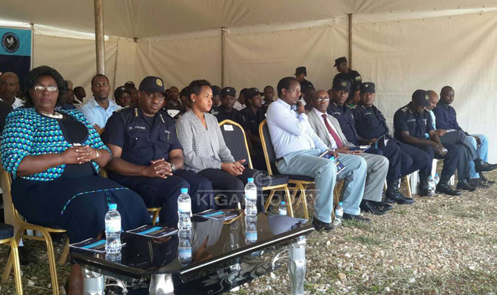 Ministiri Seraphine Mukantabana(ubanza ibumoso) avuga ko abantu bakwiye kwihatira gukumira inkongi hakiri kare