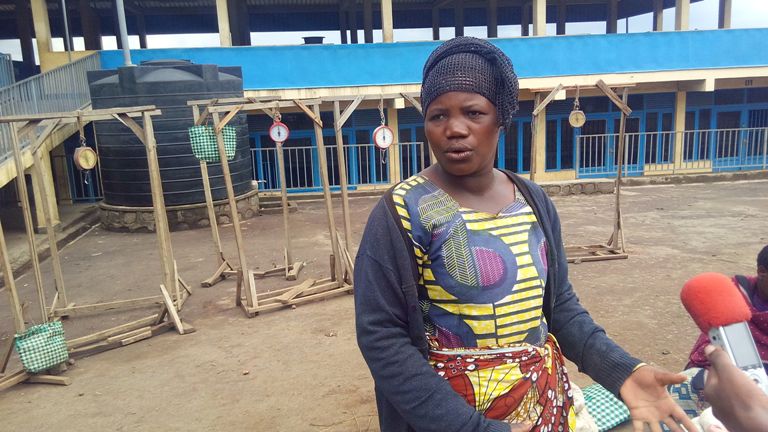 Mukarungano Esperance avuga ko Kutagira amashyanyarazi muri iri soko ari inzitizi ku iterambere ry'abaricururizamo