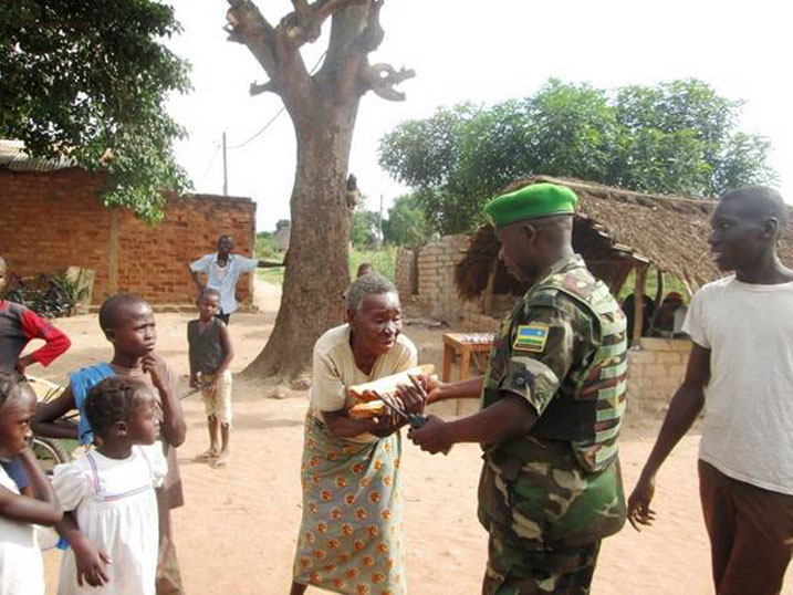Kuva RPF yabohora u Rwanda, ingabo z'u Rwanda zikorana n'abaturage muri byose ku buryo n'abakecuru bazibonamo.