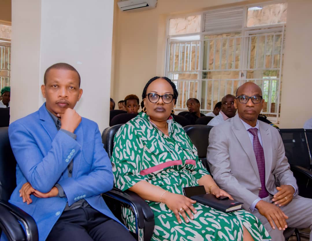 Kuva ibumoso ujya iburyo, Ahishakiye Naphtal wa Ibuka, Dr Yvonne Kayiteshonga na CP (Rtd) Dr Daniel Nyamwasa bayobora Ibitaro bya Kacyiru