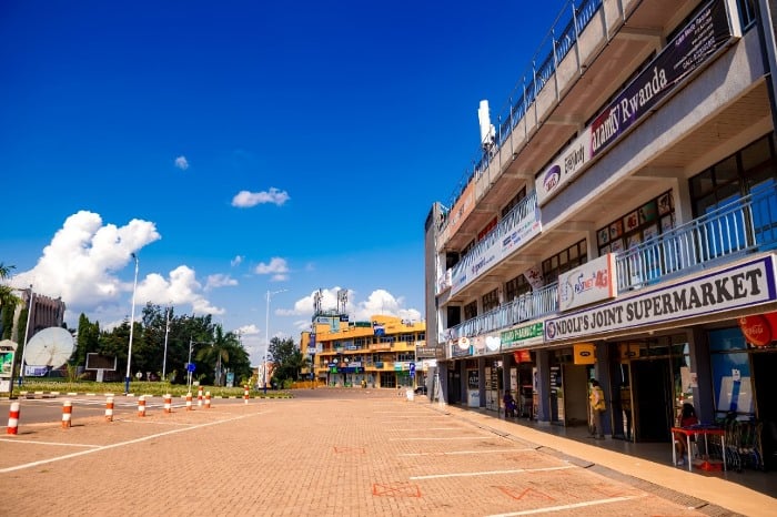 Kwa Ndoli. Aha hakunze guhagarara taxi voitures