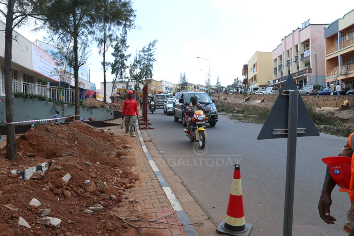 Metro zigera kuri ebyiri ni zo zizongerwa hagurwa uyu muhanda ugana Nyabugogo.