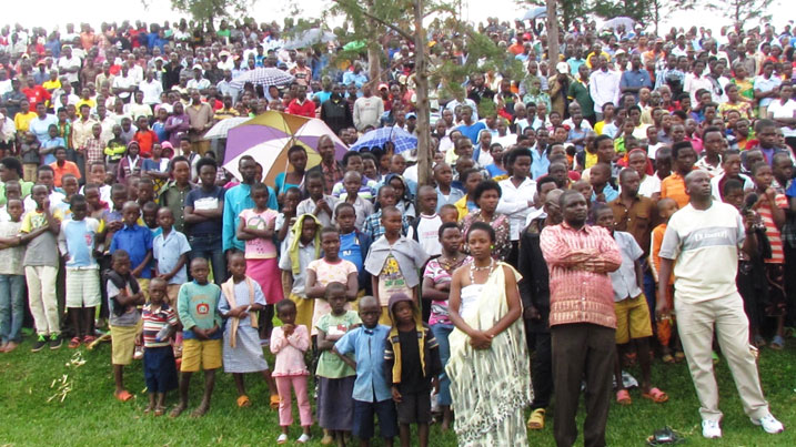 Abaturage bo mu karere ka Gakenke bitabiriye kwakira urumuri rutazima ari benshi.