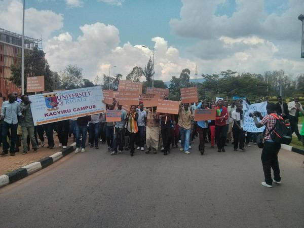 Abanyeshuri bo muri University of Kigali nabo bitabiriye urugendo rwo kwamagana BBC.