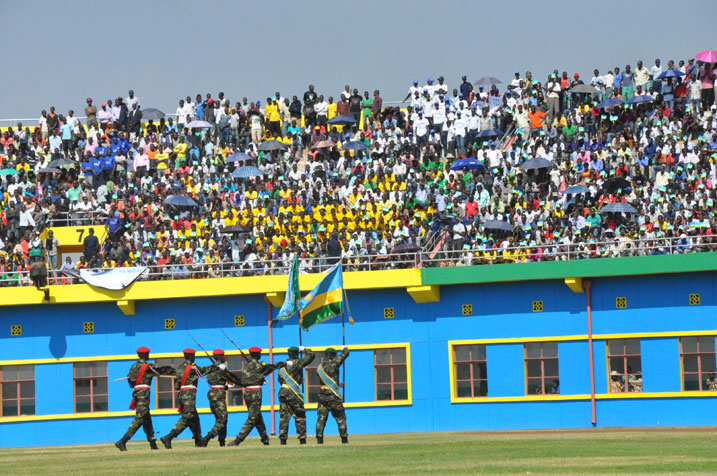 Abasirikare batwaye ibendera ry'igihugu n'iry'ingabo.