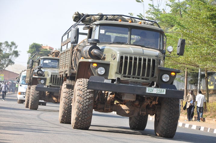 Imodoka za RDF zazanye abasirikare bakoze akarasisi.