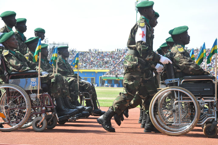 Abasirikare bamugariye ku rugamba nabo bakoze akarasisi.