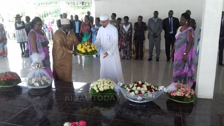 Abantu batandukanye bunamiye abazize Jenoside ku Rwibutso rwa Nyanza