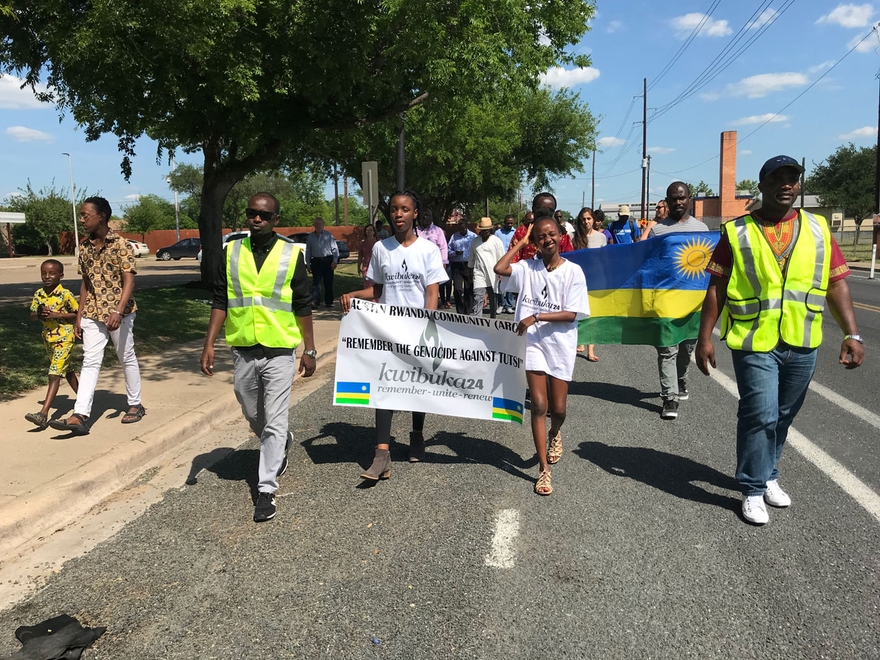 Kwibuka byabimburiwe n'Urugendo rwo Kwibuka rwakozwe ku birometero bibiri bagana ku Rwibutso rukumbi rwubatse muri USA
