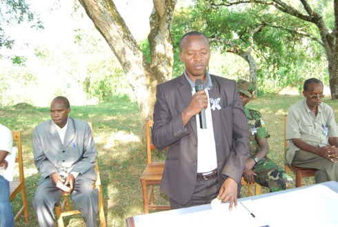 Musabyimana Aimable umuyobozi w'ikigo cy'Ishuli ribanza rya Busoro atanga impanuro ku barimu n'abanyeshuli. 