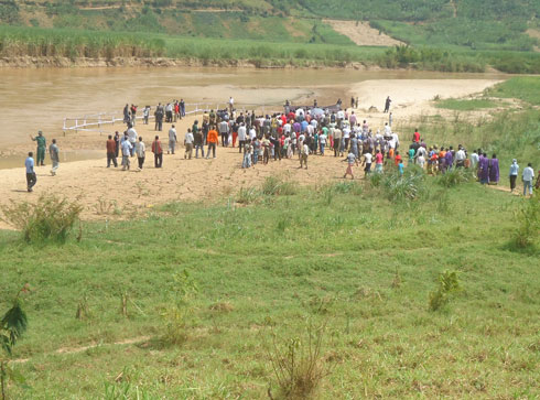 Bibukiye ku nkombe z'umugezi wa Nyabarongo.