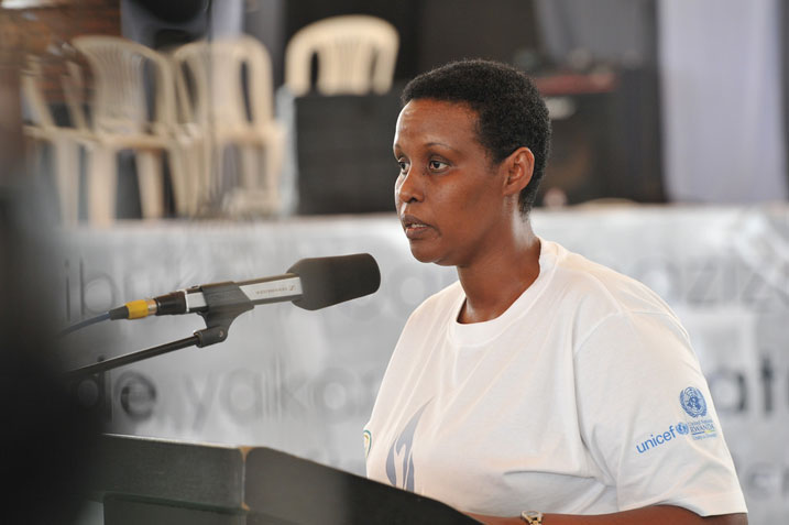 Minisitiri w'uburinganire n'iterambere ry'umuryango, Oda Gasinzigwa, aganiriza abana bitabiriye kwibuka bagenzi babo bazize Jenoside.
