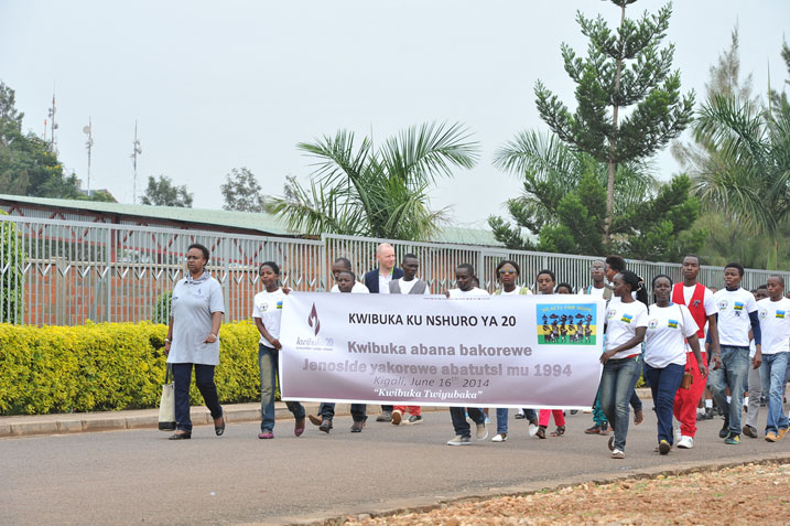 Abana bakoze urugendo rwo kwibuka abandi bazize Jenoside yakorewe abatutsi.
