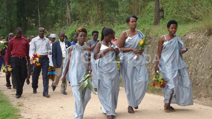 Aha bari mu rugendo rwo kwibuka abiciwe mu Kigonderabuzima cya cyaratsi.