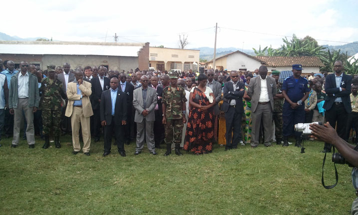 Abayobozi n'abaturage mu karere ka Rubavu bunamiye abaguye i Muhungwe.