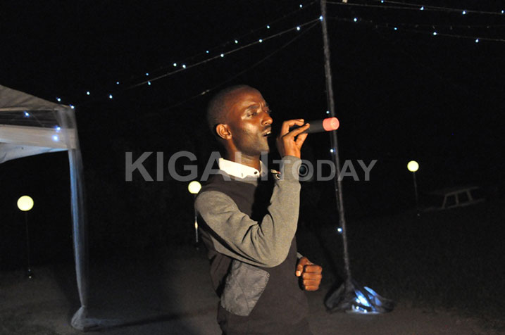 Umuhanzi Bonhomme yifatanyije n'abandi kwibuka imiryango yazimye.