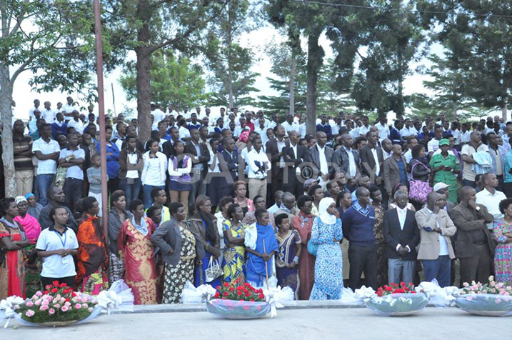 Abantu benshi bitabiriye kwibuka imiryango yazimye, no gushyingura imibiri 28 y'abazize Jenoside yabonetse.