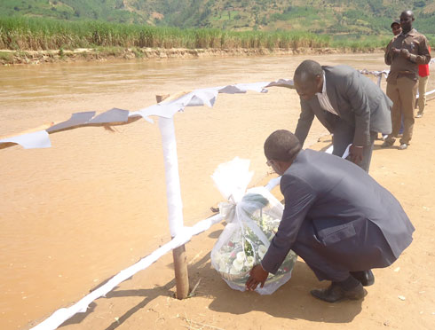 Depite Kalisa ashyira indabo mu mazi mu rwego rwo kwibuka abajugunwemo.