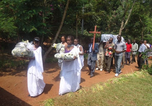 Bagiye gushyingura umubiri wa Nzeyimana watoraguwe vuba.
