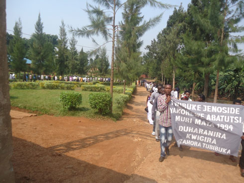 Bakoze urugendo rwo kwibuka abazize Jenoside i Kamembe.