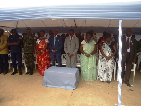 Abanyacyubahiro batandukanye bunamiye inzirakarengane zazize jenoside yakorewe Abatutsi mu cyahoze ari Rwamatamu.