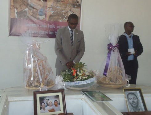 Bashyize indabo ku mva banunamira imibiri isaga ibihumbi 44 ishyinguye mu Rwibutso rwa jenoside yakorewe Abatutsi mu cyahoze ari Komini Rwamatamu.