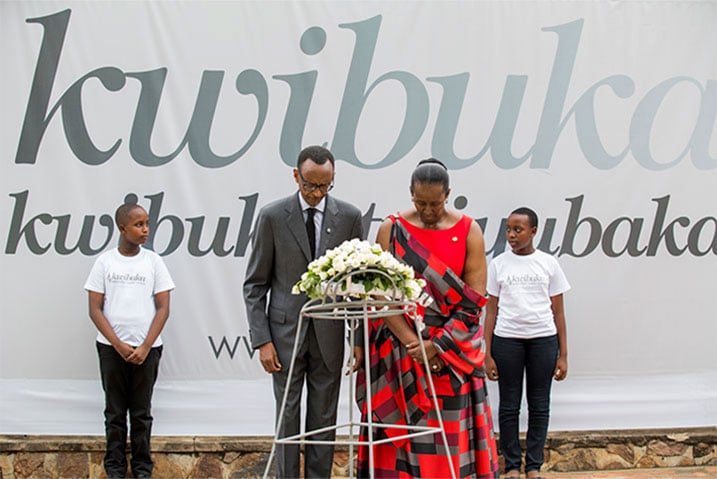 Perezida Kagame na Madamu we bashyira indabo ku rwibutso rwa Jenoside rwa Kigali ku Gisozi.