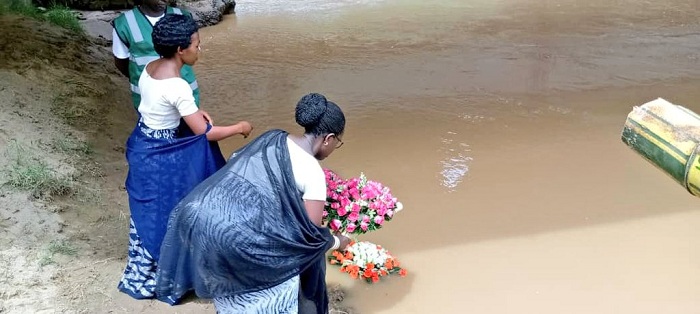 Bibukiye kuri Nyabarongo aharoshywe Abatutsi, bashyiramo indabo