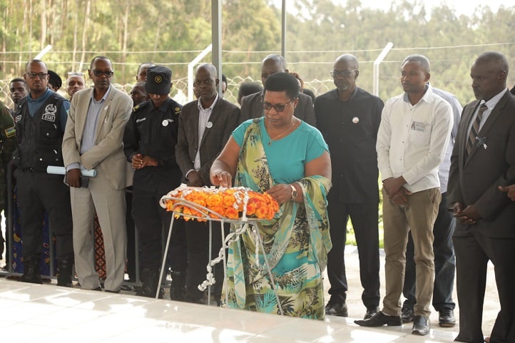 Senateri Mureshyankwano yunamiye abashyinguye mu rwibutso rwa Mata
