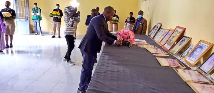 PS Dusengiyumva ashyira indabo ku rwibutso