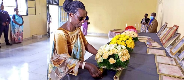 Mayor Kayitare ashyira indabo ku rwibutso