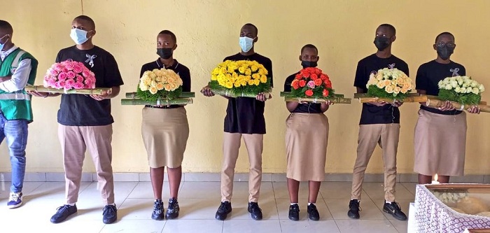 urubyiruko rwa AERG nirwo rwafashije gutegura gushyira indabo ku rwibutso