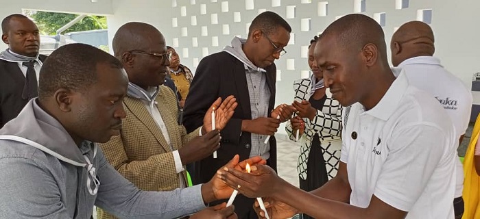 Abitabiriye uwo muhango bacanye urumuri rw