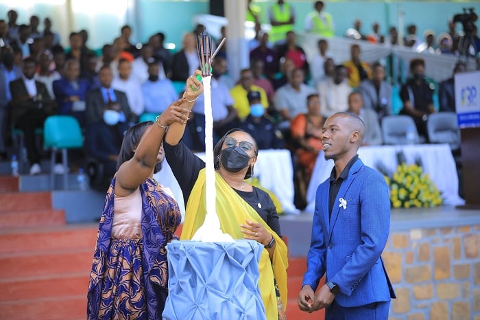 Minisitiri Dr Uwamariya acana urumuri rw