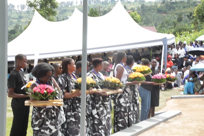 Bibutse abana n'abagore 104 batwikiwe mu nzu