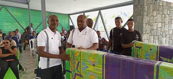 Shirubwiko ashyikiriza Meya Ramuli bimwe mu bikoresho bizajya byifashishwa ku rwibutso 