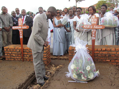 Umunyamabanga wa Leta muri Minisiteri y'uburezi Dr Harebamungu Mathias yunamira inzirakarengane.