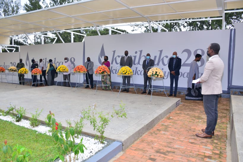 Abakozi b'Umujyi wa Kigali babanje kujya gushyira indabo ku rwibutso no kunamira abahoze ari abakozi ba Perefegitura bashyinguwe ku Rwibutso ku Gisozi