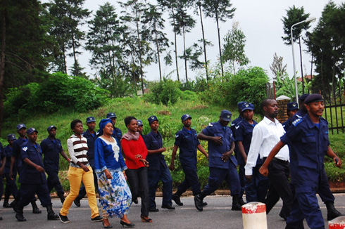 Abaturage nabo bifatanyije na Polisi muri urwo rugendo.