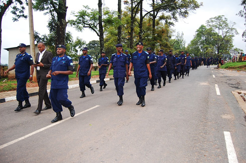 Murenzi Abdallah (imbere hagati) uyobora akarere ka Nyanza yifatanyije na Polisi mu kwibuka abazize Jenoside. 