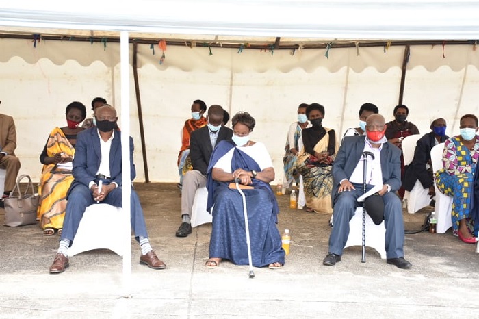 Imwe mu miryango y'abacitse ku icumu n'abaturage bari bitabiriye igikorwa cyo kwibuka hubahirizwa amabwiriza yo kwirinda COVID-19