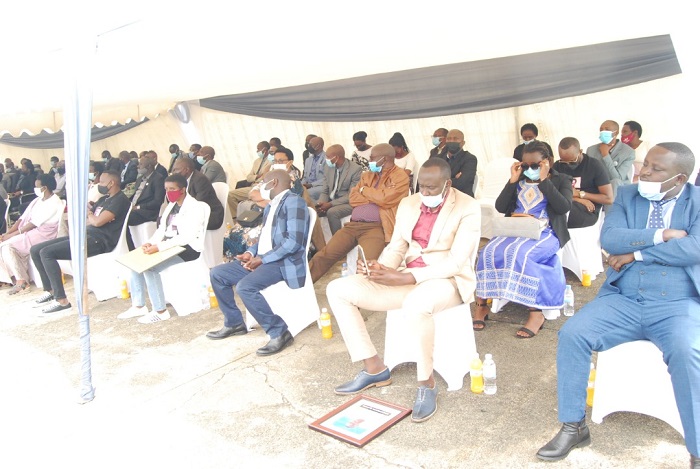 Abaje Kwibuka bari bitwaje n'amafoto y'ababo bashyinguye mu Rwibutso rwa Ruhango