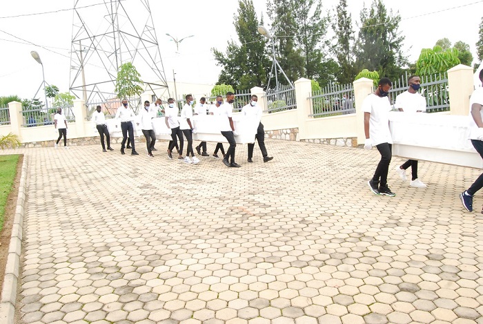 Hanashyinguwe imibiri yimuwe mu mva itari ishyinguye neza