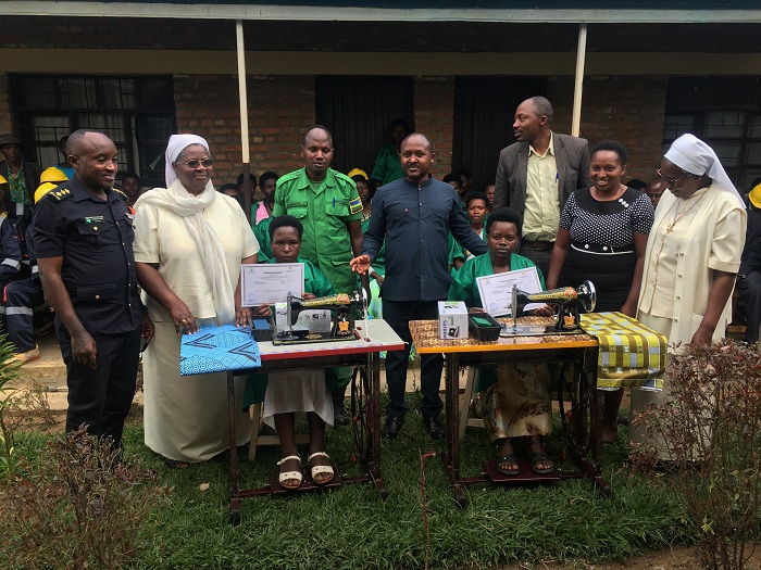 Abayobozi batandukanye bashyikiriza ibikoresho abize ubudozi