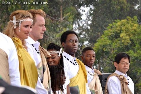 Icyamamare muri cinema nyamerika Isaiah Washington (uwa gatatu uvuye iburyo) yari umwe mu bitabiriye ibiro byo kwita izina abana b'ingagi muri uyu mwaka wa 2013.